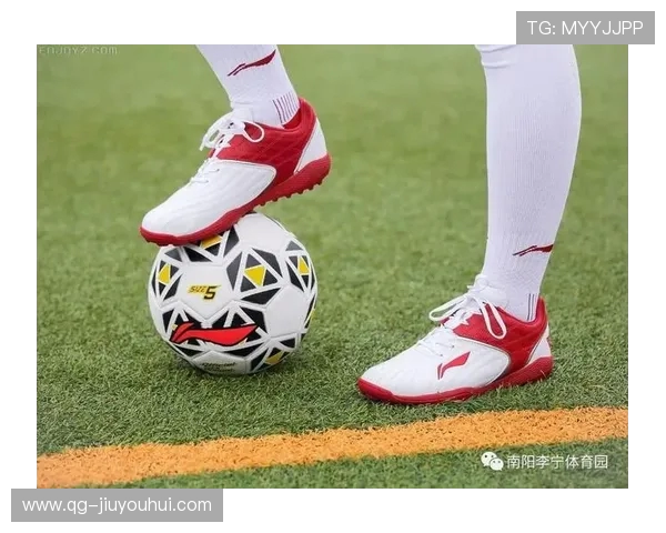 李宁足球标准球的创新设计与性能解析及其在足球赛事中的应用价值